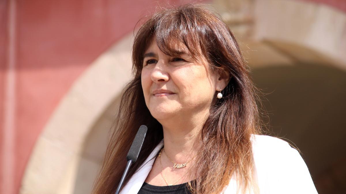 Laura Borràs atiende a los medios frente al Parlament.