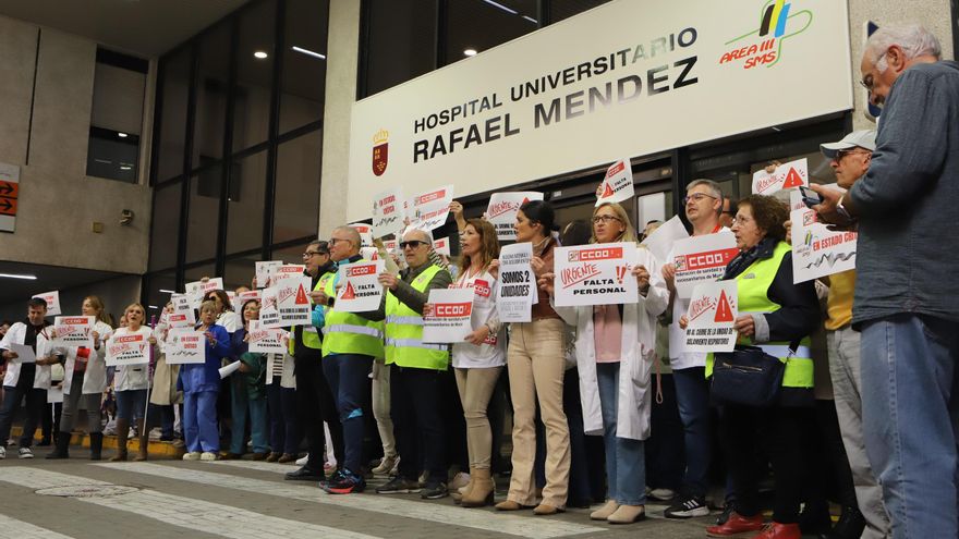 Sanitarios del hospital Rafael Méndez de Lorca salen a la calle para pedir contrataciones