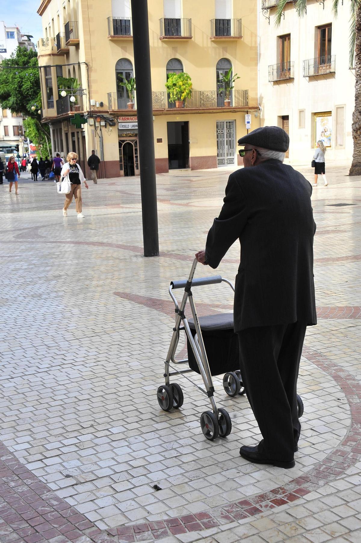 Un jubilado cruza por la Plaça Baix en una imagen de archivo