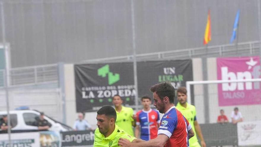 Álvaro Cuello pelea por un balón con Sillero en el choque ante el Almería B.
