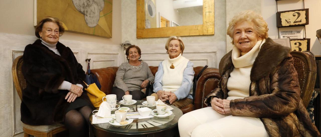 Las tertulias vuelven a los bares: cuatro amigas inseparables que llevan  más de 50 años acudiendo a su cita diaria - La Nueva España