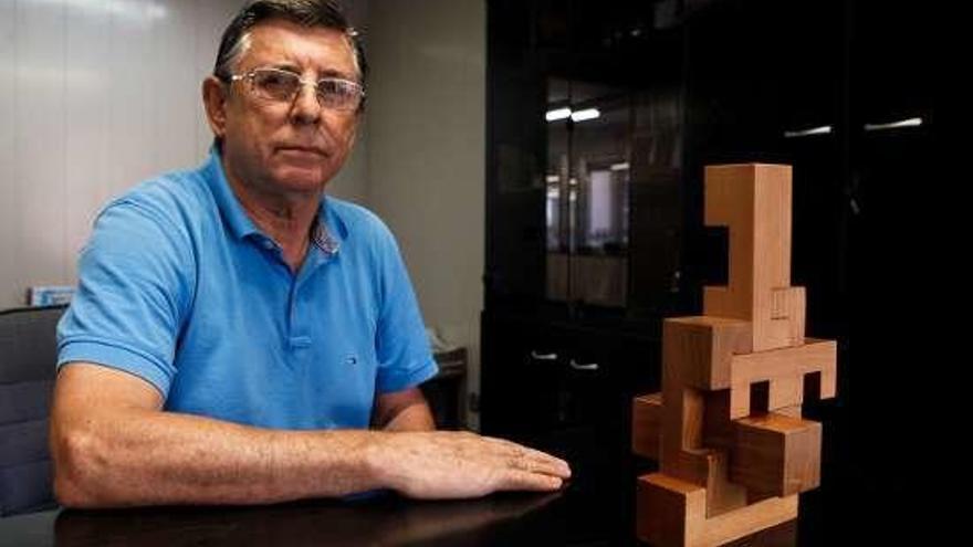 El inventor Víctor Sariego, con una escultura modular. // Juan Plaza