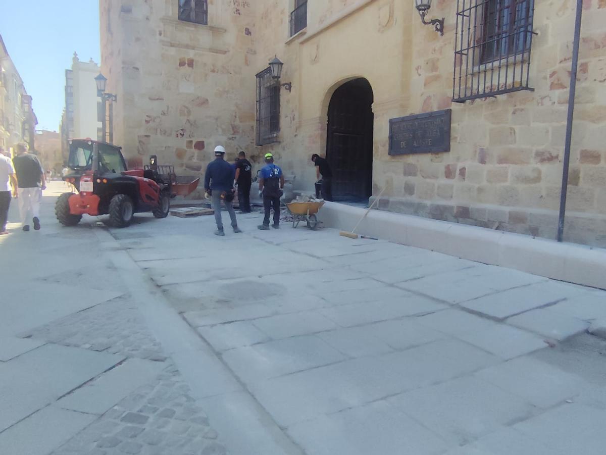 Trabajadores de las obras, a la entrada del Parador de Turismo