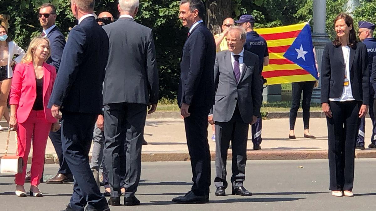 Imagen de la &#039;estelada&#039; mostrada durante el acto de Pedro Sánchez en Letonia.