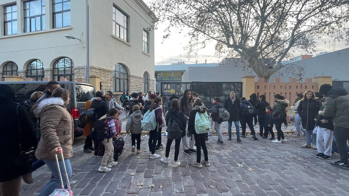 Alumnado del CEIP Carrasquer de Sueca a la entrada del colegio, en una imagen de esta mañana.