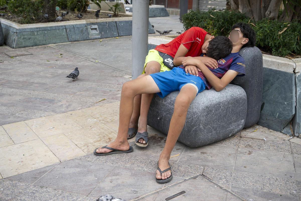 Dos menores durmiendo en un parque de Ceuta estos días.