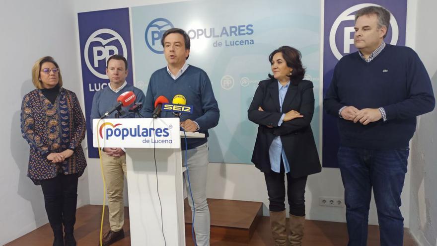 En el centro, el candidato del PP, Aurelio Fernández, acompañado por los miembros del grupo municipal. | M. GONZÁLEZ