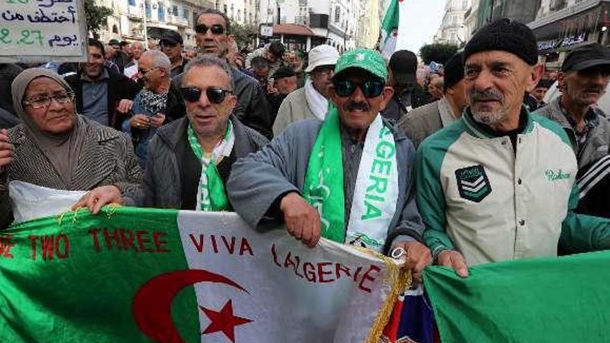 Los argelinos cumplen un año de protesta ininterrumpida en las calles