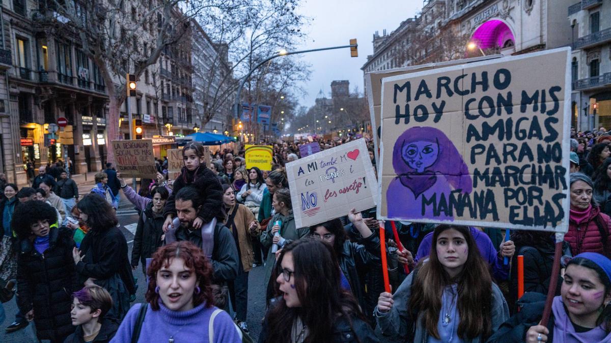 Protesta multitudinaria: miles de personas se movilizan en el 8M de Barcelona en una manifestación marcada por los "cuidados de las mujeres"