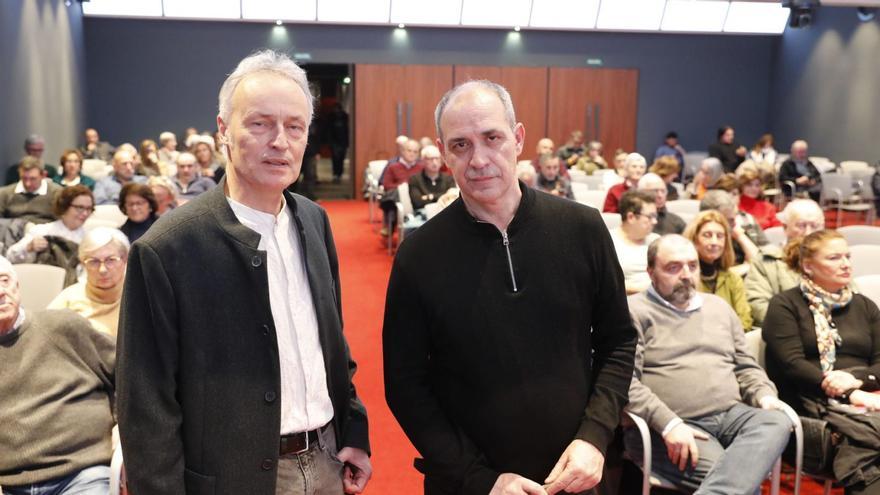 De izquierda a derecha, Hans Peter Van den Broek y Bruno Cardeñosa, ayer en el  Club LA NUEVA ESPAÑA. | FERNANDO RODRÍGUEZ