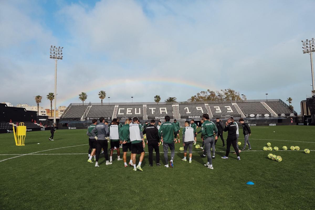 La plantilla de la AD Ceuta durante un entrenamiento
