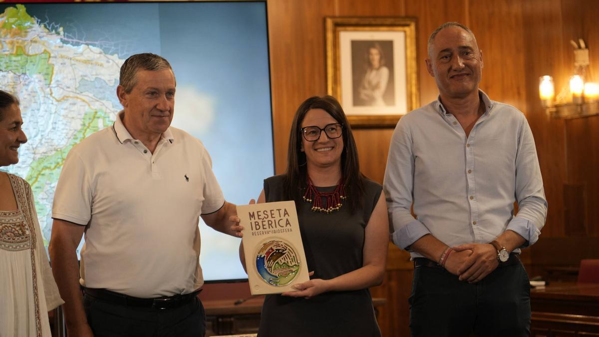 Liliana Fernández con la placa que acredita que su establecimiento pertenece a la marca de la Reserva de la Biosfera Transfronteriza Meseta Ibérica.