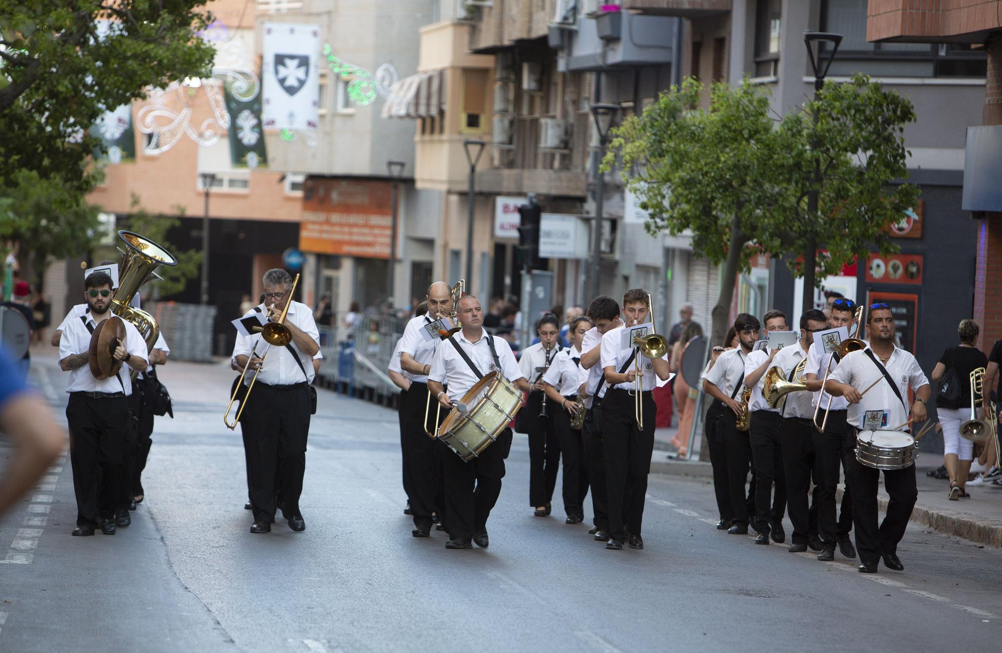 Arrancan las Fiestas de los Moros Y Cristianos de San Blas con la entrada de bandas y el Homenaje a los festeros fallecidos