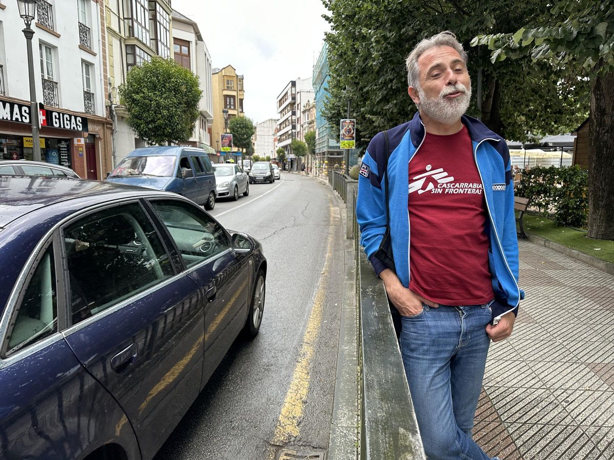 El músico naviego, en la travesía de Navia.