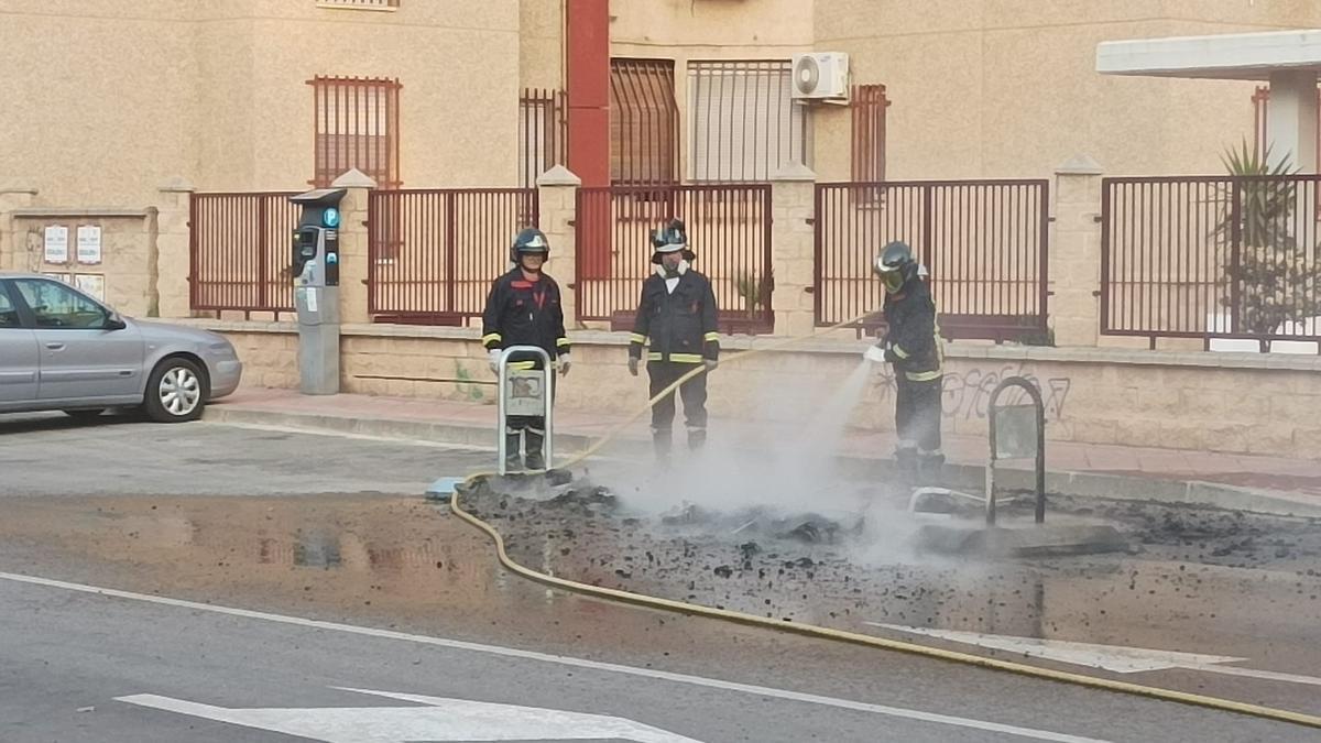 Bomberos de Murcia sofocan el incendio de un contenedor.