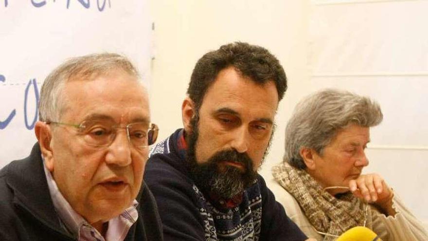 Lorenzo Ferrero entre Carlos Pedrero y Prudencia Garrote.