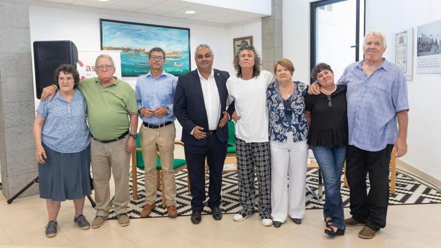 El alcalde de Puerto del Rosario, Juan Jiménez, y el edil Juan Manuel Verdugo, en el centro, junto a la familia del pintor Suso Machín | .