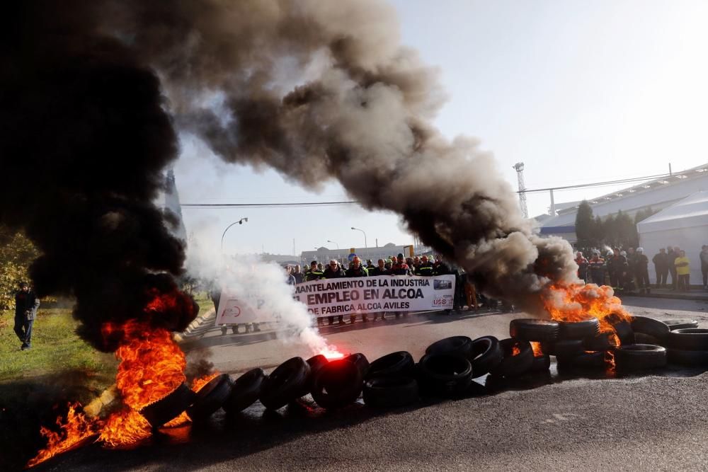 Barricada a las puertas de Alcoa: los trabajadores se concentran delante de la fábrica