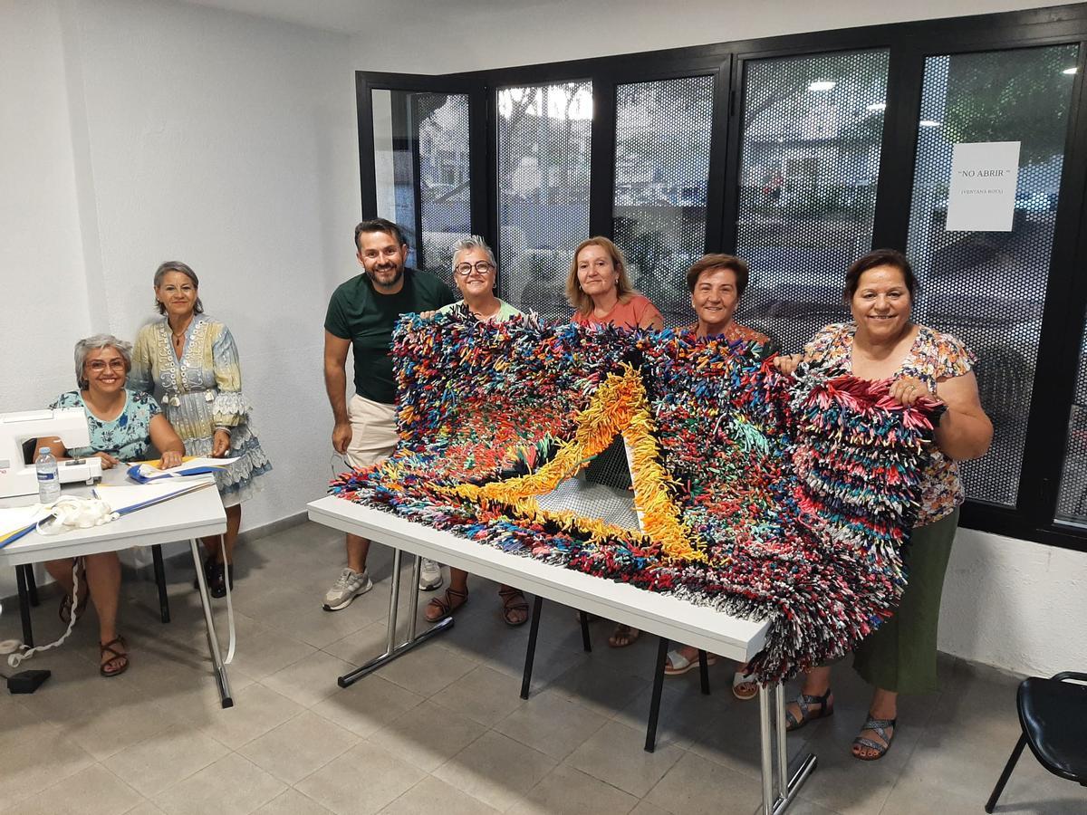 El diseñador Manuel Encinoso imparte un taller junto a integrantes de la Asociación Cultural Casa del Mato para crear las decoraciones para el pueblo.
