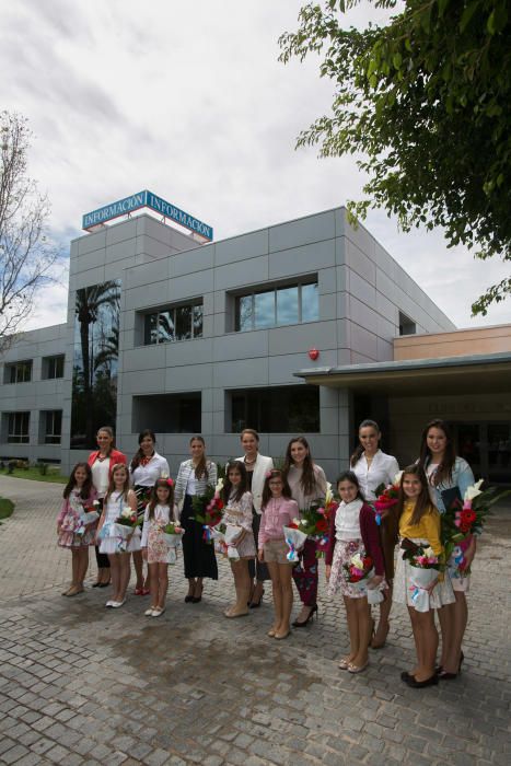 La Bellea del Foc y la Infantil, acompañadas de sus damas, visitaron la redacción del periódico y respondieron a las preguntas de los lectores en un encuentro digital