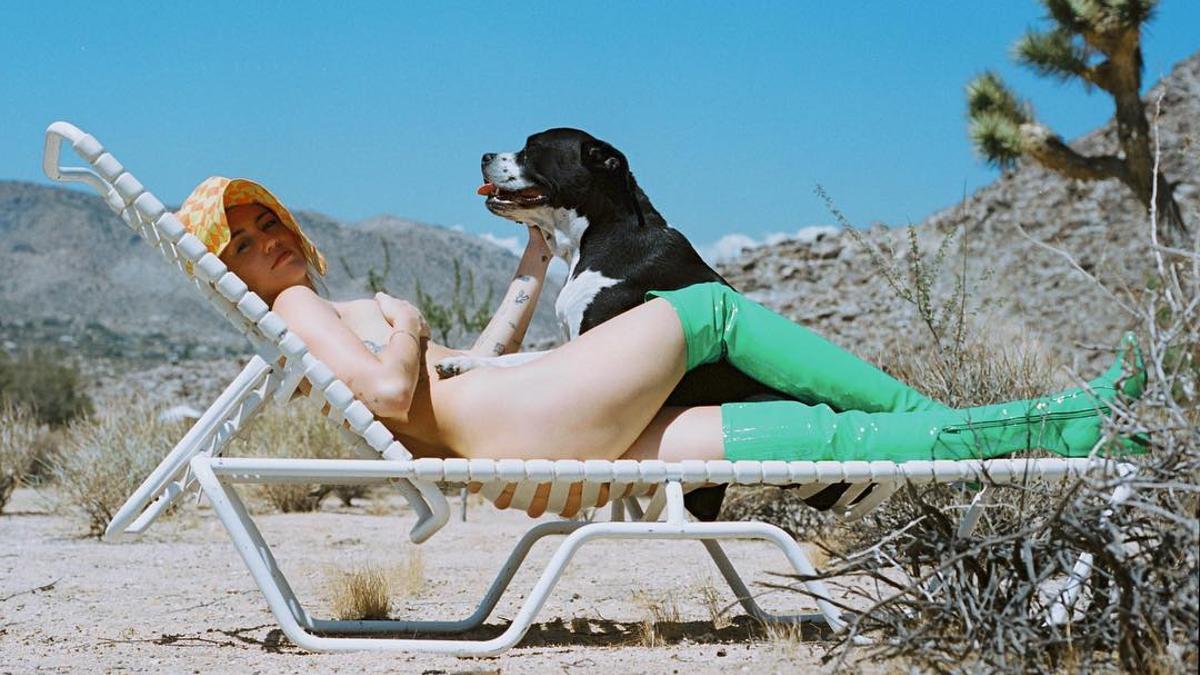 Miley Cyrus desnuda con su perro y botas de plástico