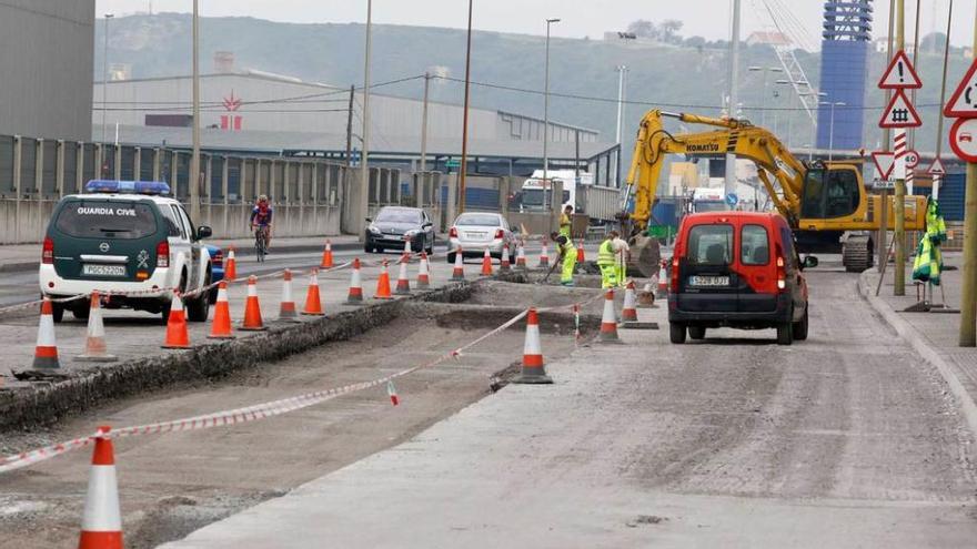 Las obras de acondicionamiento de la travesía de la Industria, ayer.