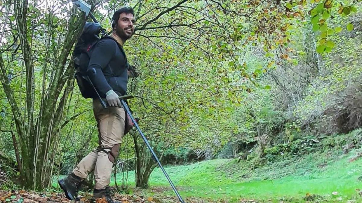 Virgilio con su detector de metales.