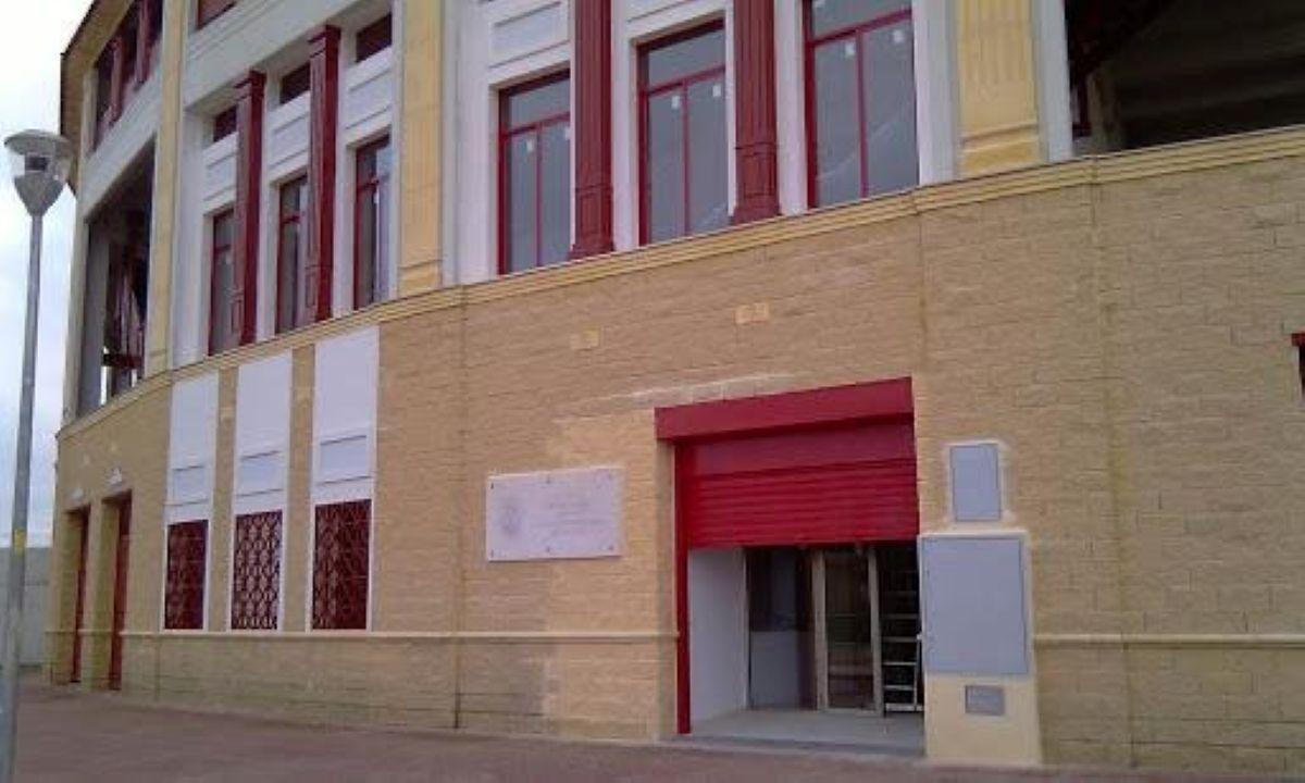 Exterior de la Plaza de Toros, que alberga el Centro de Atención Básica al Inmigrante.