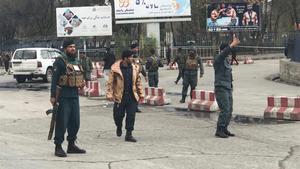 Policías afganos vigilan el lugar de una explosión en Kabul, Afganistan. Imagen de archivo.