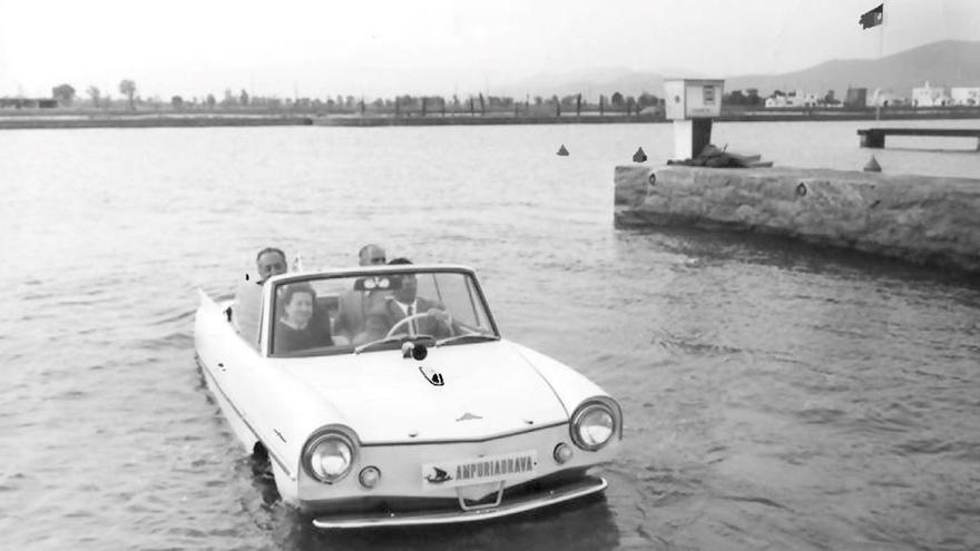 Empuriabrava insòlita: un cotxe amfibi com a reclam publicitari de la marina residencial als anys setanta
