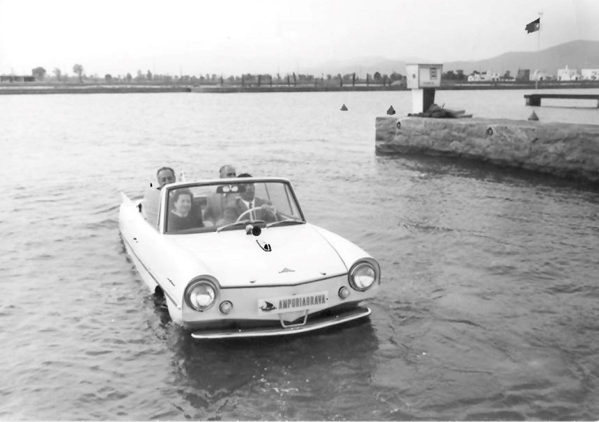 Un cotxe amfibi passejant pels canals d'Empuriabrava