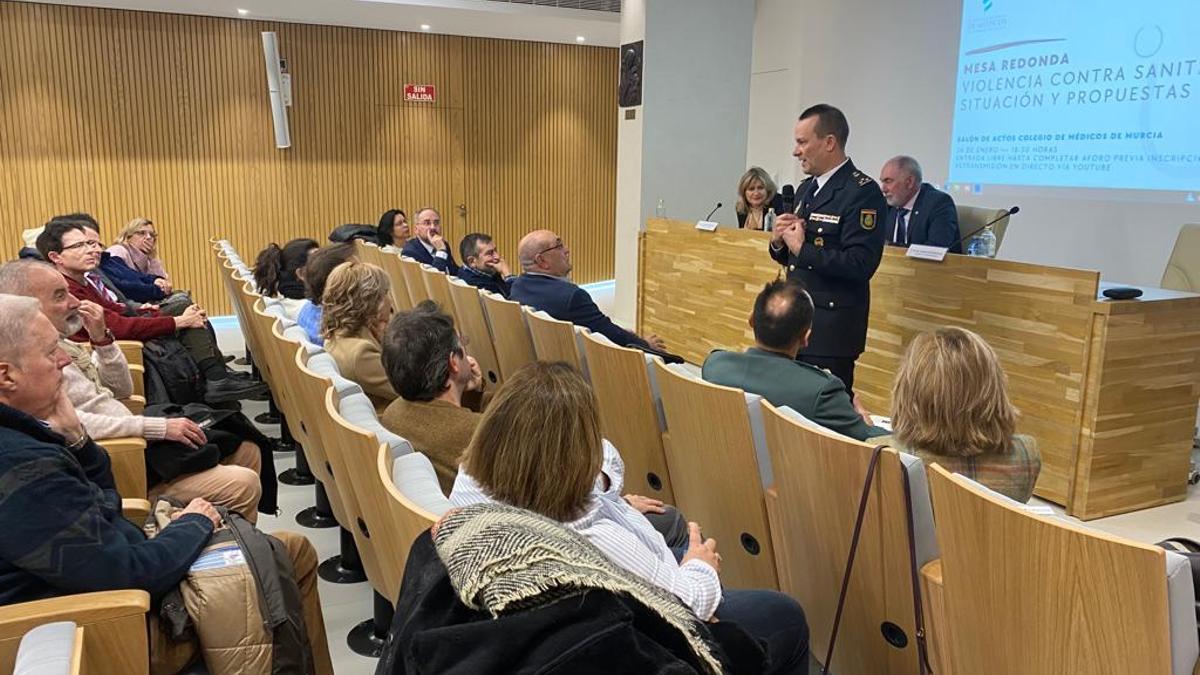 Manuel Buitrago, interlocutor sanitario de la Policía Nacional en Murcia durante su intervención en el Colegio de Médicos.