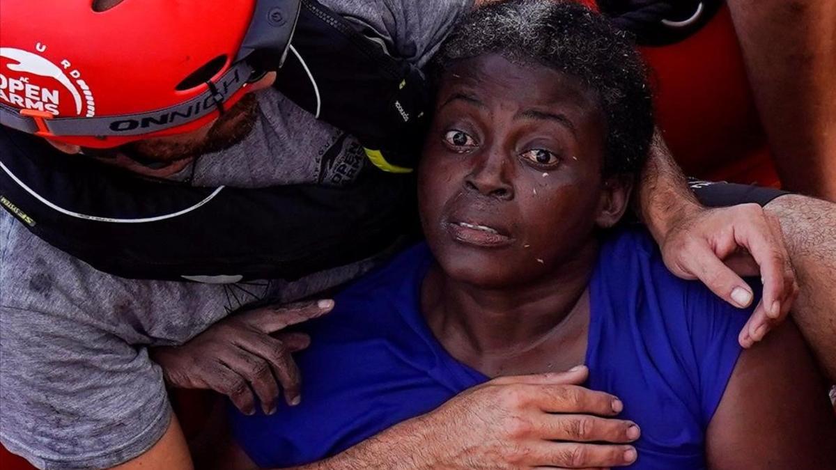Un miembro de Open Arms abraza a Josephine, la mujer camerunesa rescatada tras naufragar junto a otros migrantes en el Mediterráneo.