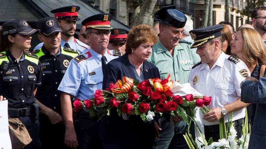 Representantes de la Guardia Civil, la Policía Nacional, los Mossos d&#039;Esquadra y la Policía Local, ayer en las Ramblas, en uno de los primeros homenajes a las víctimas de los atentados. // Efe