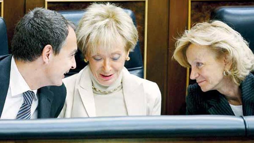 Zapatero conversa con De la Vega y Elena Salgado, ayer, durante la sesión de control al Gobierno.