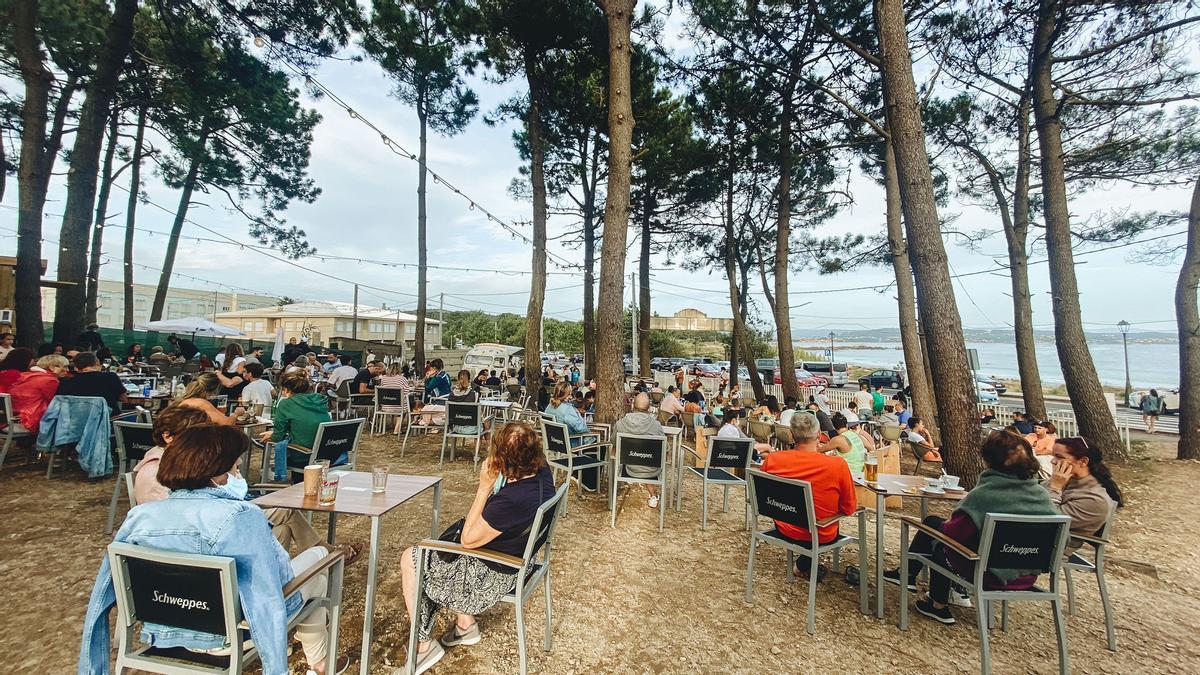 Los exteriores del chiringuito Rocambolesco, en la playa de Balea (O Grove), el año pasado. // FdV