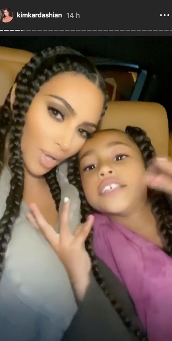 Kim Kardashian y North West son gemelas de trenzas (buena)