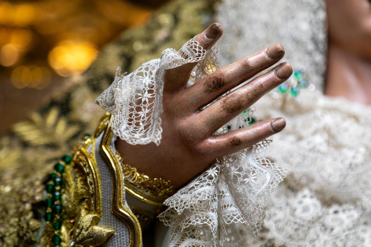 Fotografía al detalle de la mano de la Virgen intervenida.