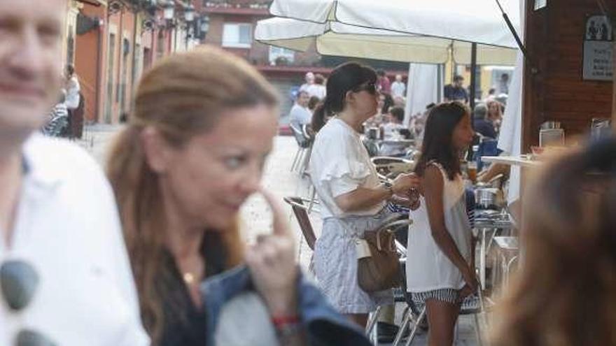 Ambiente en la plaza del Carbayo, ayer por la tarde.