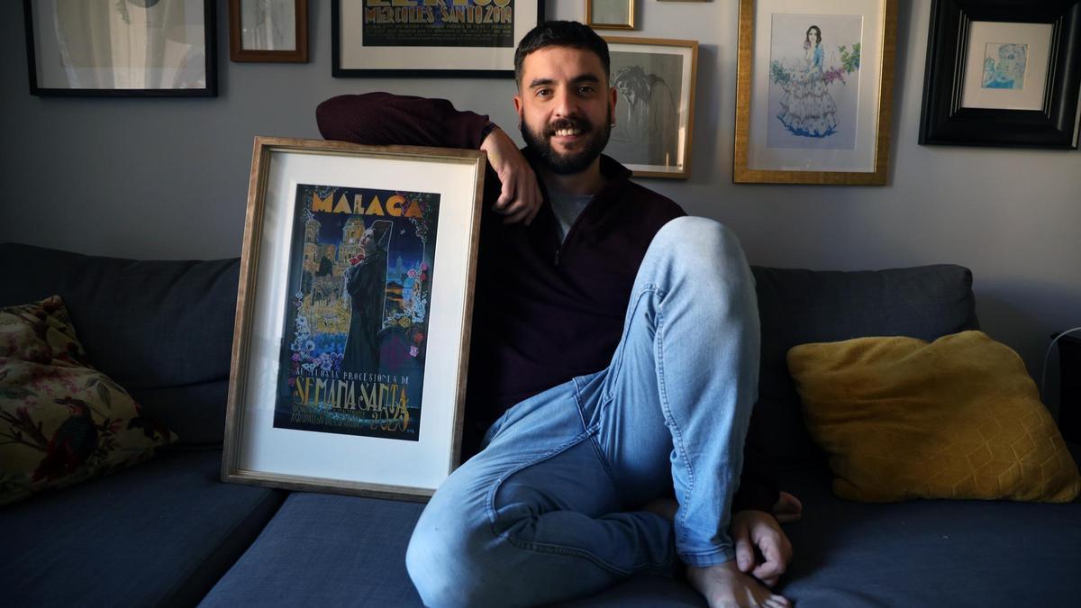 Pablo Cortés del Pueblo mostrando su cartel de la Semana Santa de Málaga 2023