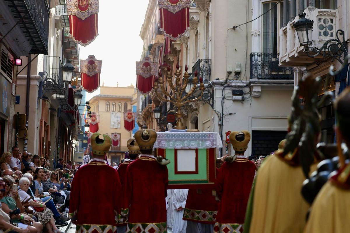 Carmen Prades y Marta Mercader retroceden tres mil años en el Corpus
