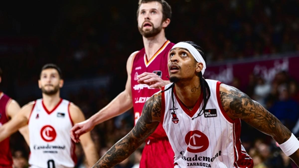 Robinson espera un rebote junto a Shurna.