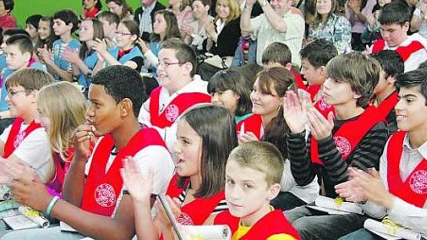 Alumnos de Sexto de Primaria del Colegio Público Asturias durante su despedida del centro educativo.