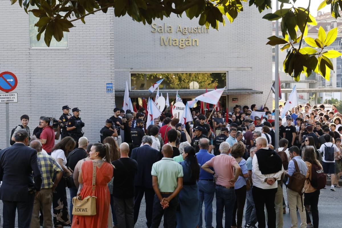 Cientos de jóvenes impiden el acto de Vox en Santiago