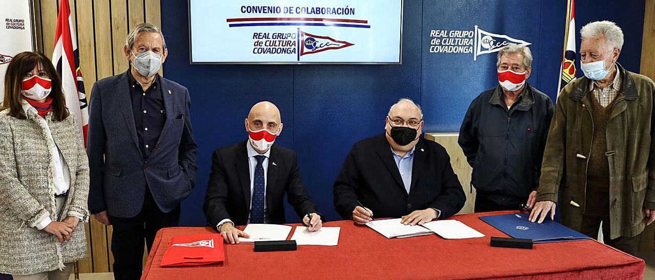 Por la izquierda, Beatriz Coto, Agustín Antuña, sentados Antonio Corripio y Alberto Estrada, y Lisardo Argüelles y Gonzalo Cuesta. | JUAN PLAZA