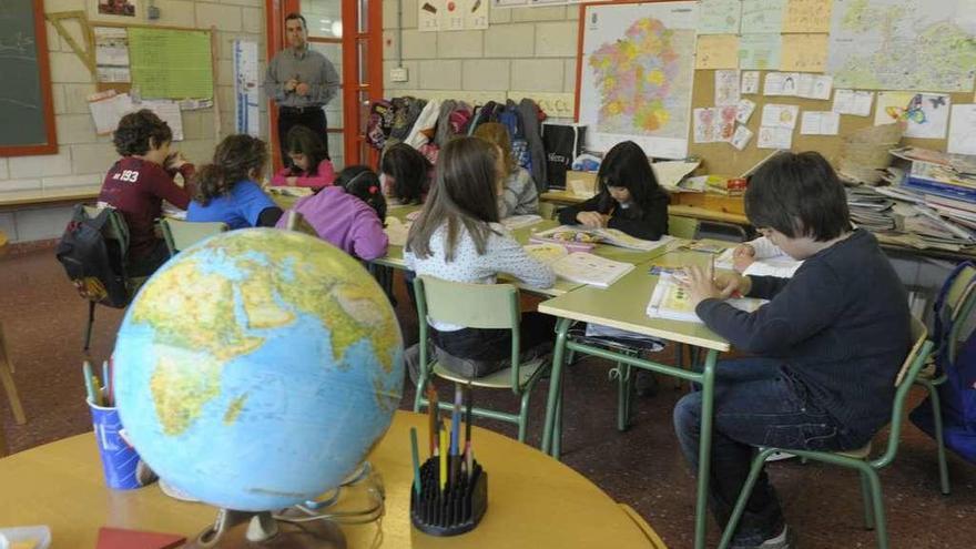 Varios alumnos en su clase.