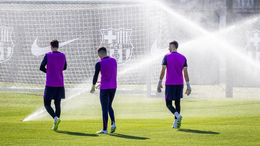 Joan García, Iñaki Peña i Wojciech Szczesny, en l’entrenament del Barça d’aquest dijous a la Ciutat Esportiva
