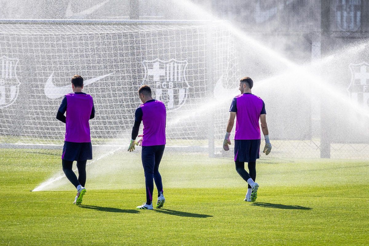 Joan Garcia, Iñaki Peña y Wojciech Szczesny, en el entrenamiento del Barça de este jueves en la Ciutat Esportiva Joan Garcia, Iñaki Peña y Wojciech Szczesny, en el entrenamiento del Barça de este jueves en la Ciutat Esportiva