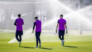 Joan Garcia, Iñaki Peña y Wojciech Szczesny, en el entrenamiento del Barça de este jueves en la Ciutat Esportiva