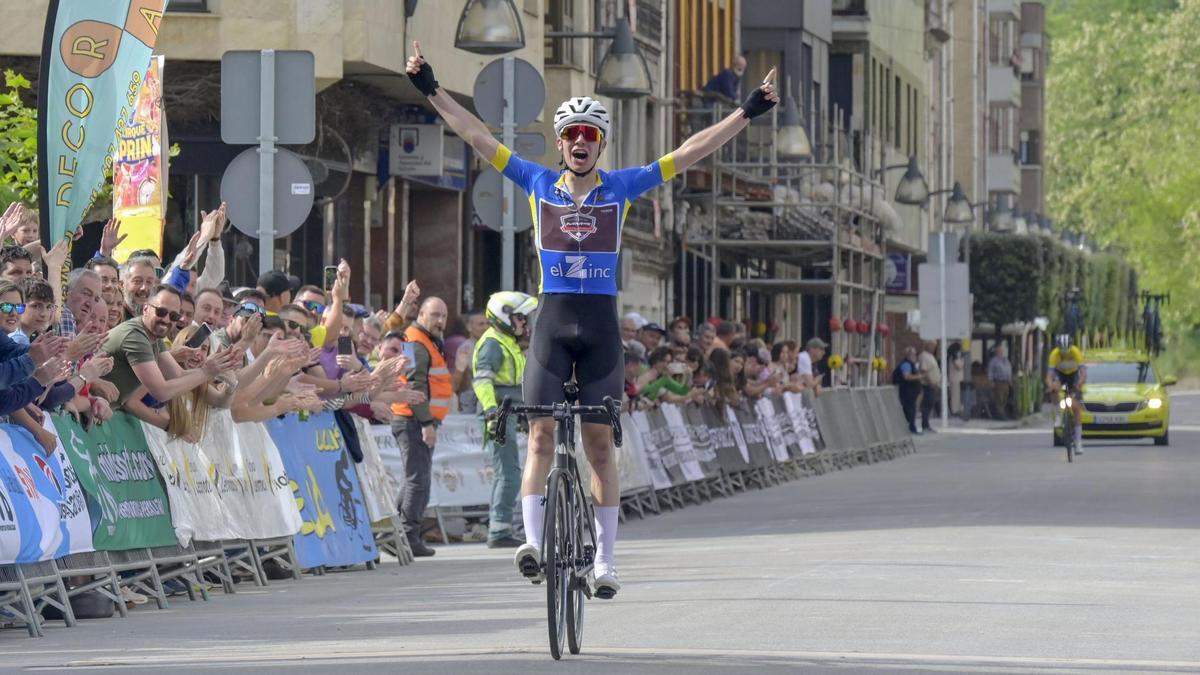Benjamín Noval entra vencedor el año pasado en la meta de Pola de Laviana.